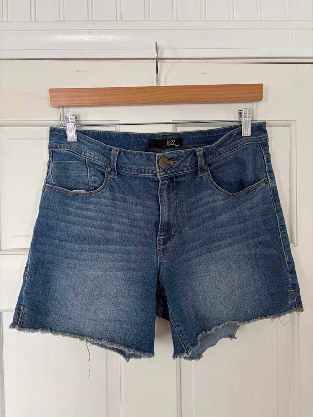 1822 Denim Women's Medium Blue Raw Hem Jean Shorts - Picture 2 of 4